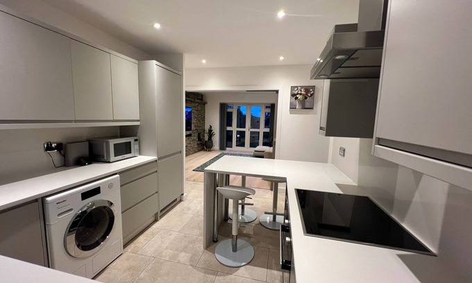Shortlands Condo | Stylish Contemporary Apartment