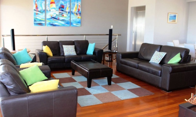 Hawks Nest House | Stylish Contemporary Townhouse, WiFi, Air-Con