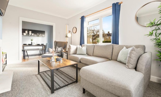 Bournemouth House | Stylish & Convenient 4BR House w/Garden & Parking