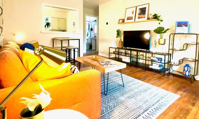 Northside Cottage | Stylish Cottage 304 - Free Parking - Self Check-in