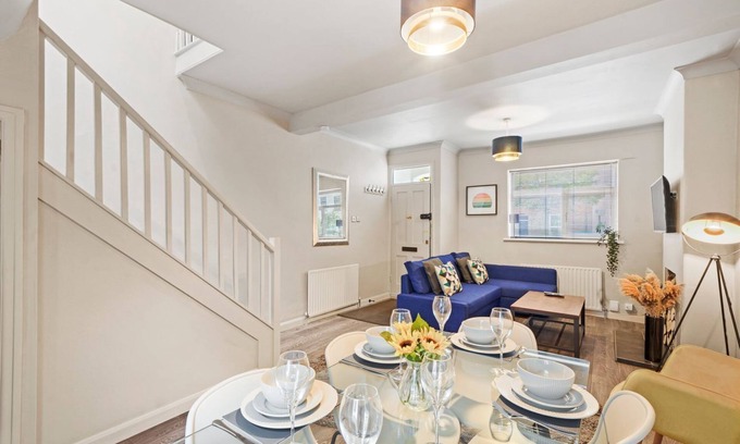 West Ealing Cottage | Stylish Cottage in West Ealing. Business and Leisure. Close to Crossrail Station