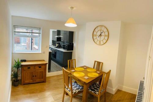 Lincoln House | Stylish cottage - Parking for 2 cars!