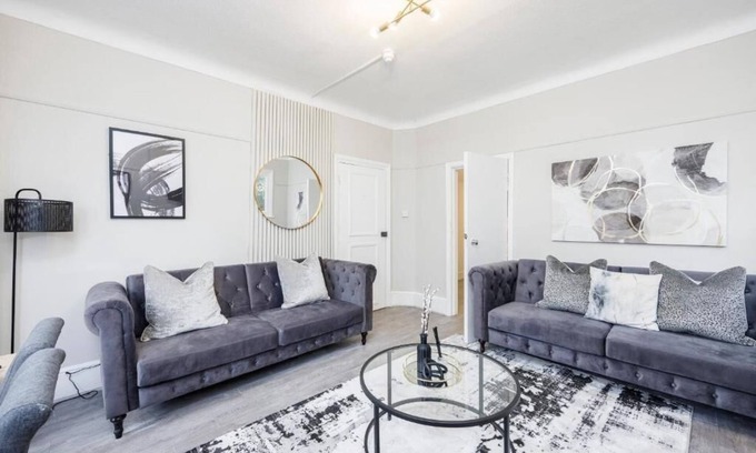 Southend-on-Sea Apartment | Stylish & Cozy 2BR City Centre Near High St by Luxiety Stays