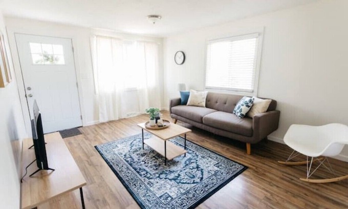 Riverside House | Stylish & Cozy Home in Dayton-Close to Everything!n