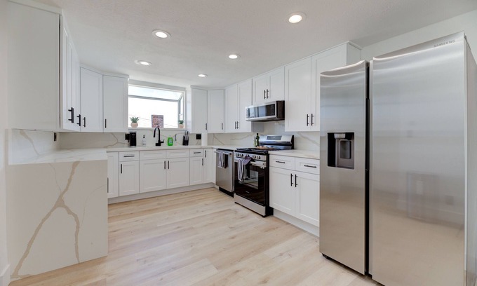 North Redondo House | Stylish & Cozy | Mins to Beach | Theater | Hot Tub
