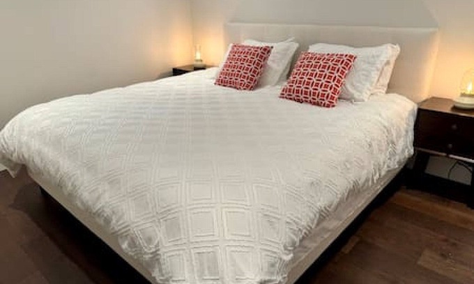 Riley Park-Little Mountain House | Stylish cozy suite in Riley Park