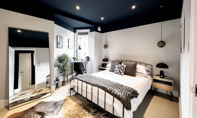 Tower Hamlets Apartment | Stylish Designer Apartment - 1 minute walk to Mile End tube station