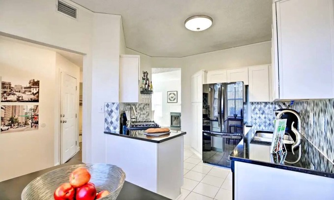 Summerhill House | STYLISH DESIGNER DECORATED HOME PERFECT VACATION/BUSINESS TRAVEL