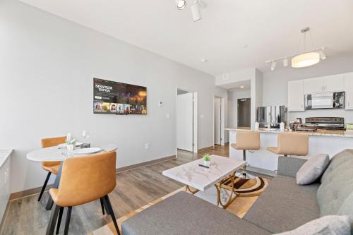 Cleveland Apartment | Stylish Downtown Condo l 2 TVs l Fast WiFI