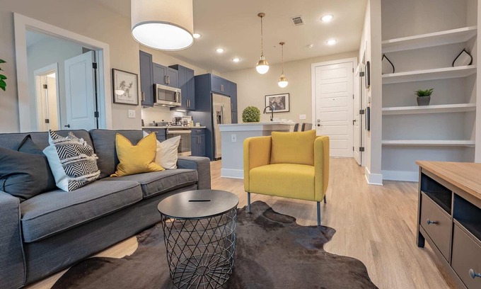 Summerhill Apartment | Stylish Downtown Deluxe Apartment W/Pool & Parking