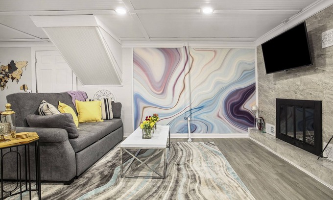 University Hills Apartment | Stylish DU Apt. - Business Traveler - Sleeps 4