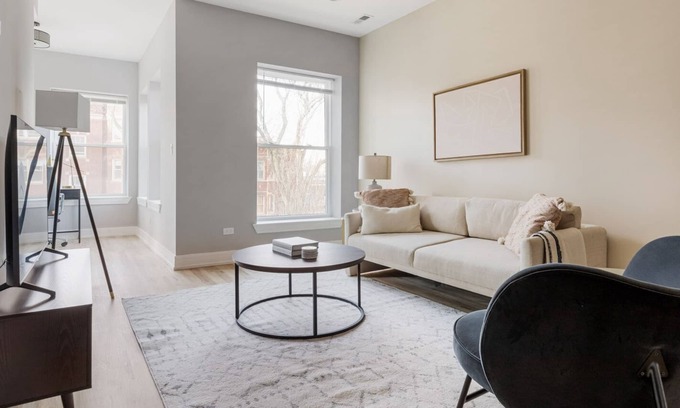 Edgewater Apartment | Stylish Edgewater 2BR nr Loyola & Red Line, by Blueground