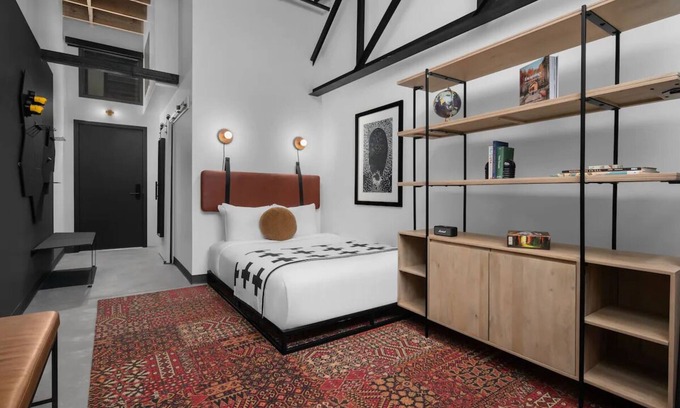 People's Freeway Hotel | Stylish evo Living Space, Perfect for Outdoor Enthusiasts, Pet-Friendly!