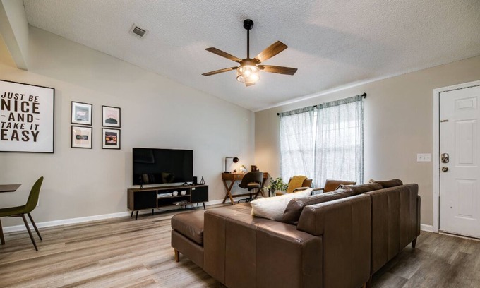 Hinesville House | Stylish Family Friendly Bungalow, Tvs, Royal Beds