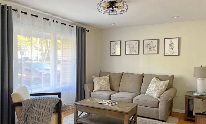 Prairie Village House | Stylish-Family & Pet Friendly-Cute Patio