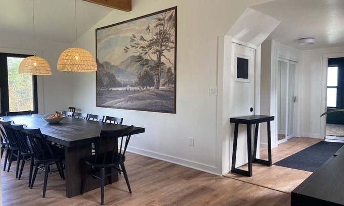 South Londonderry Ski Chalet | Stylish Farmhouse - Close to Ski, Golf + Hot Tub