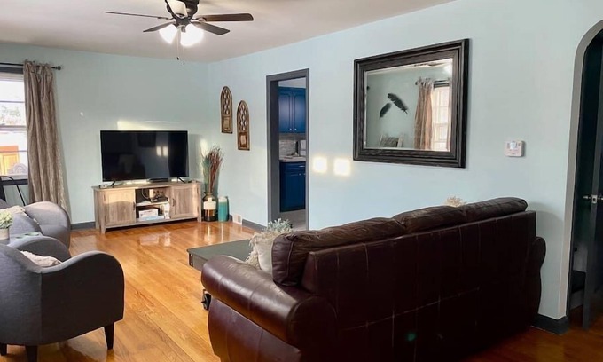 East Glenville House | Stylish Farmhouse Retreat|3Bedroom Rustic Elegance