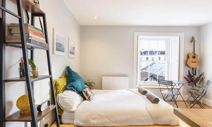 Clifton Apartment | Stylish Flat on Beautiful Clifton Street, Parking
