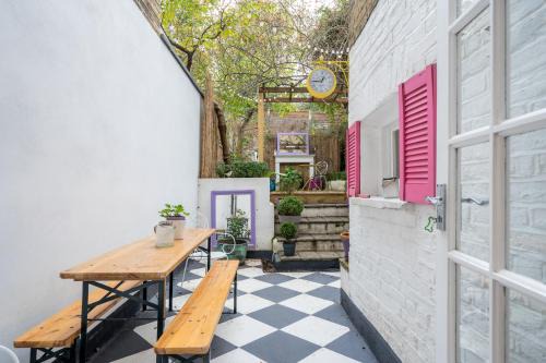 Shepherd's Bush Apartment | Stylish flat with private yard in Shepherd Bush
