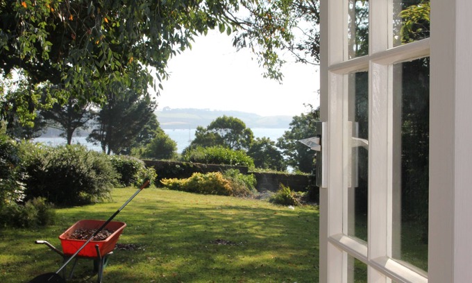 Helford House | Stylish Four Bedroom Clapboard Cottage in Picturesque Helford