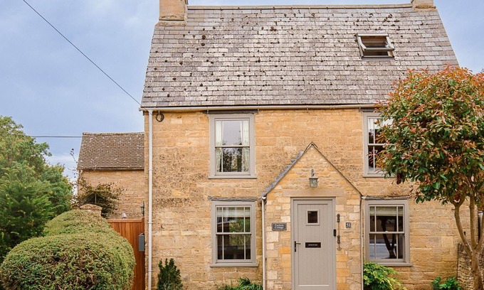 Milton-under-Wychwood Cottage | Stylish holiday cottage - Fuchsia Cottage