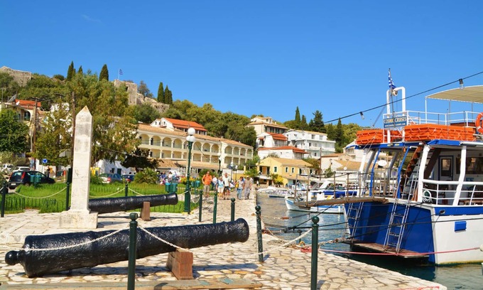 Kassiopi Apartment | Stylish Gound Floor Two Bedroom Flat in Kassiopi With Breakfast