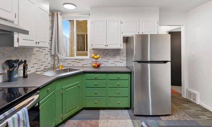Downtown Apartment | Stylish Green n Gold 2BR 1Bath Apartment