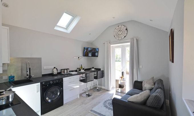 Tunley House | Stylish ground floor conversion near Bath and Priston with outstanding views