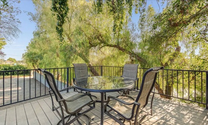 Gilroy House | STYLISH- GUEST HOUSE ON A BEAUTIFUL ESTATE
