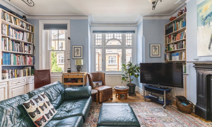 Gospel Oak Apartment | Stylish Hampstead Retreat by the Heath