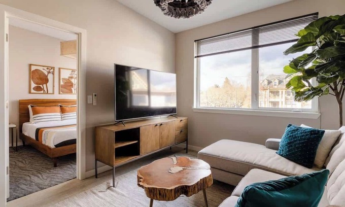 Belmont Apartment | Stylish Hawthorne 1BR w 90 WalkScore