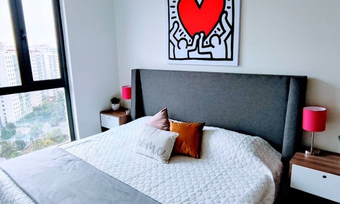 Granada Apartment | Stylish High-Rise Escape: Pool, Hot Tub & Cinema, King-Size Bed and High-Speed WiFi.