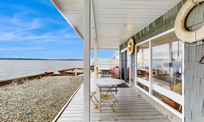 Rollingbay House | Stylish & historic seaside cottage with easy beach access & amazing views