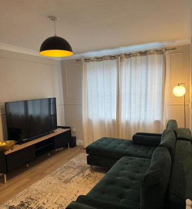 Cheetham Hill House | Stylish Home 5 Mins to City Center
