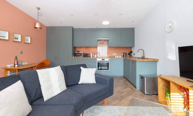 Inchbrook House | Stylish Home, Beautiful Views & Parking, Stroud
