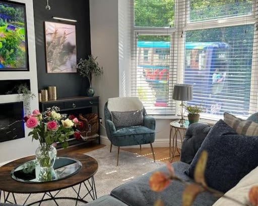 Sheffield House | Stylish home close to Arena