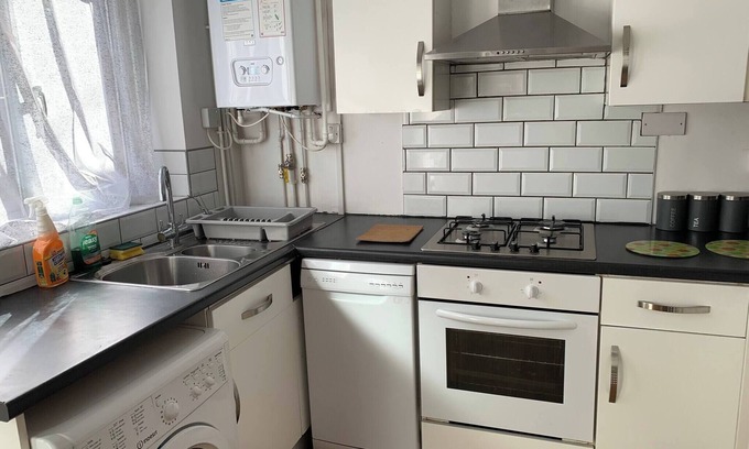 Sneinton House | Stylish Home Near Shopping - Book Summer Stays Now