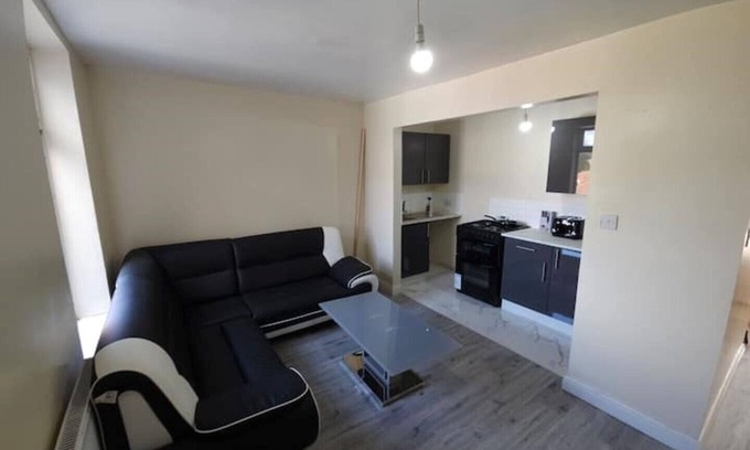 Tyldesley Apartment | Stylish home near town centre