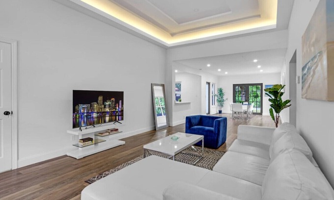 El Portal House | Stylish Home w Pool & Parking 10 mins to the Beach