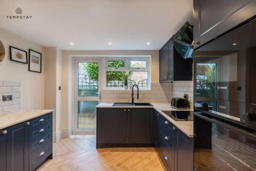 Windsor Apartment | STYLISH HOME WITH FREE PARKING - 10 MINS TO LEGOLAND!