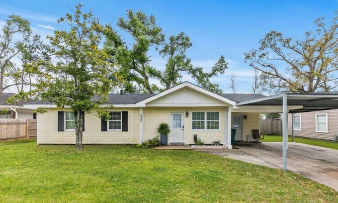 Sulphur House | Stylish Home-with Pool table, Gym, Office, outside lounge area, and amenities