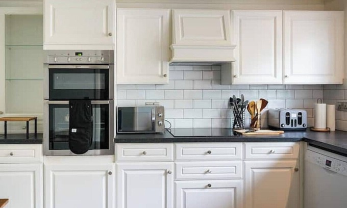 West Putney Apartment | Stylish House Sleeps 9 With Free Parking in Putney