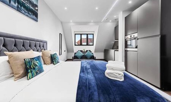 Golders Green Apartment | Stylish King Size Bed Studio Near Central London