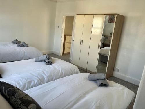 Grimsby House | Stylish Large comfortable 5 bedroom house