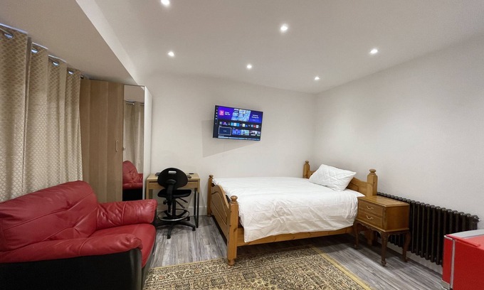 North Greenford Apartment | Stylish large Room with en-suite toilet in West London,