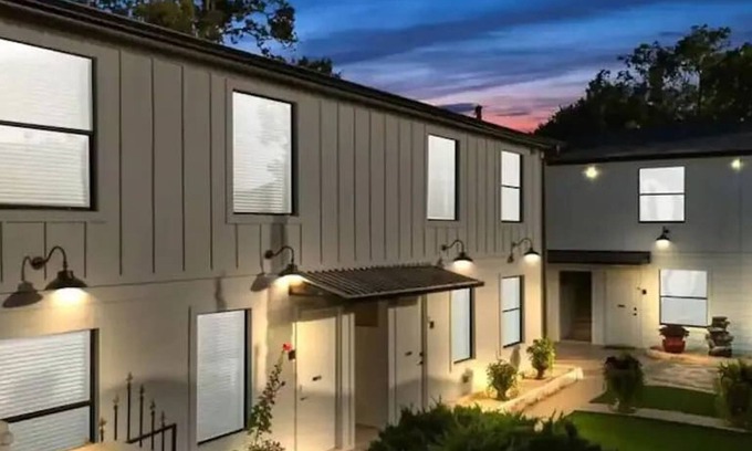 South Central Houston House | Stylish Living I Sleeps 14 Wi-fi Parking Free Gym