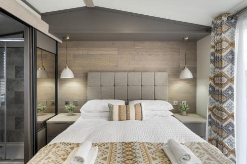Mullacott Ski Chalet | Stylish Lodge with Parking nr Ilfracombe & Beaches