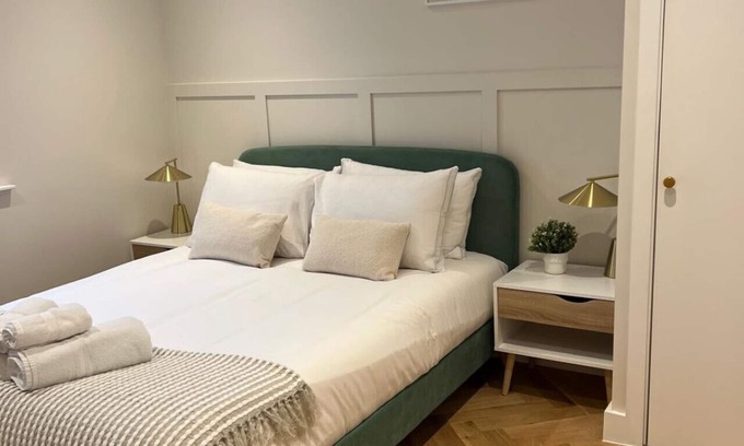 Elephant and Castle Apartment | Stylish London Bridge Apartment with Shard Views