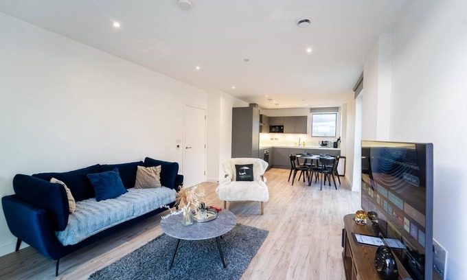 Royal Docks Apartment | “Stylish Luxury Apartment in Royal Wharf – Steps from Top Transport Links!”
