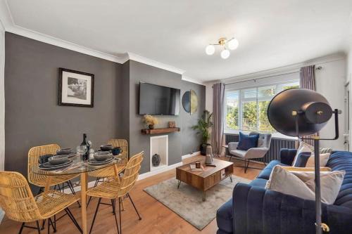 Maidstone Apartment | Stylish Maisonette near the heath with Free parking & Wi-Fi